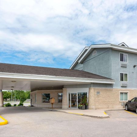 Super 8 by Wyndham Winnipeg West Exterior foto