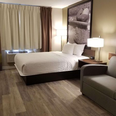 Super 8 by Wyndham Winnipeg West Exterior foto