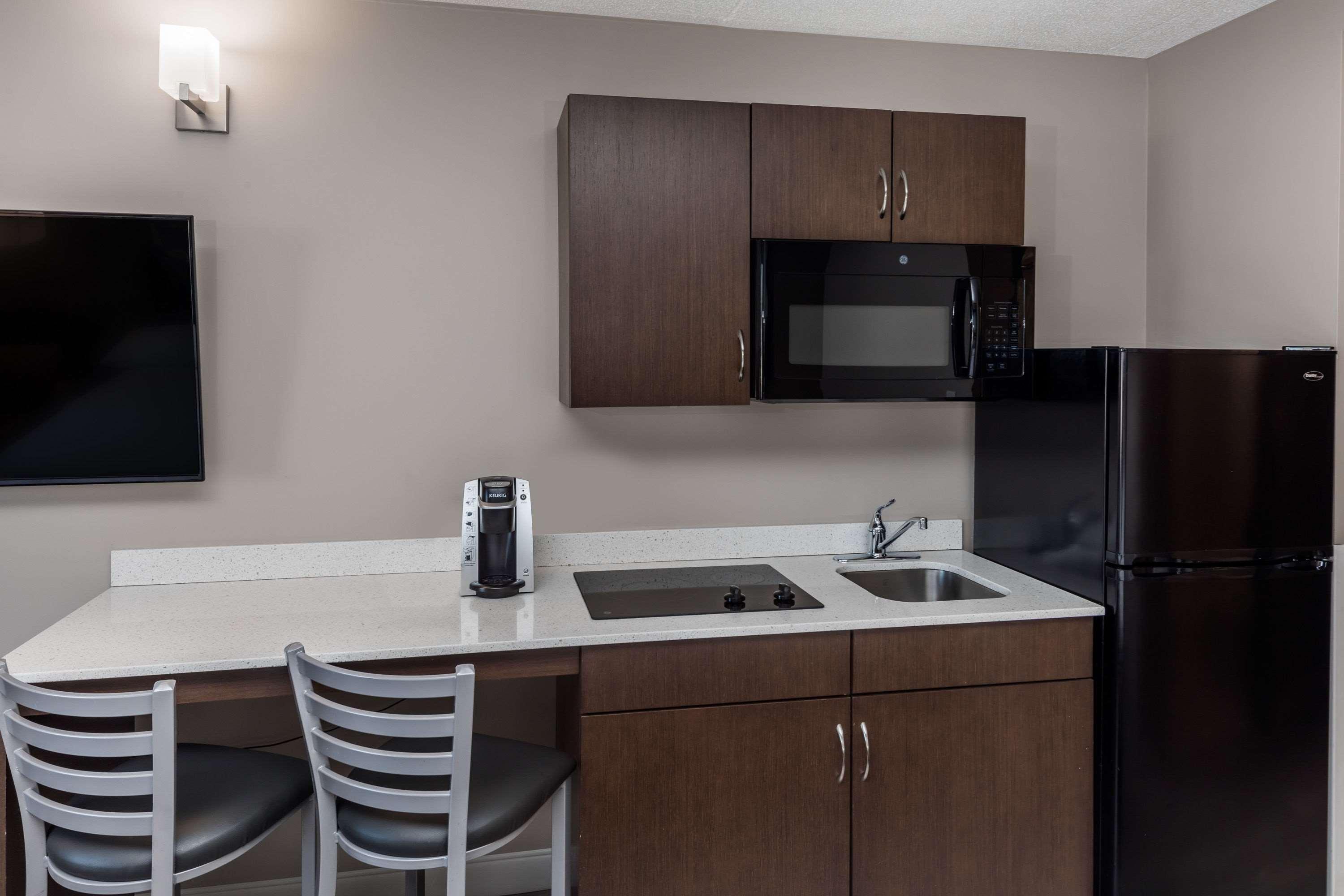 Super 8 by Wyndham Winnipeg West Exterior foto