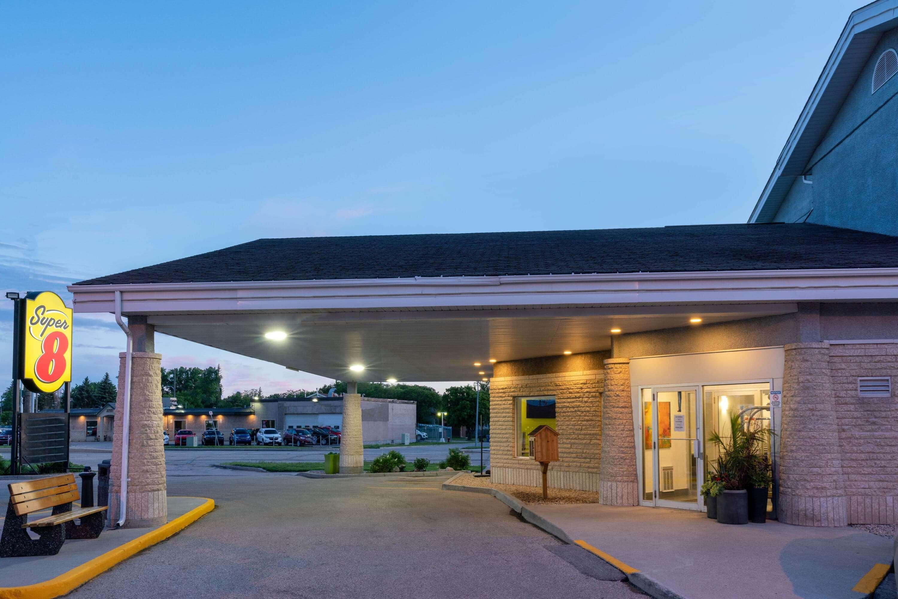 Super 8 by Wyndham Winnipeg West Exterior foto