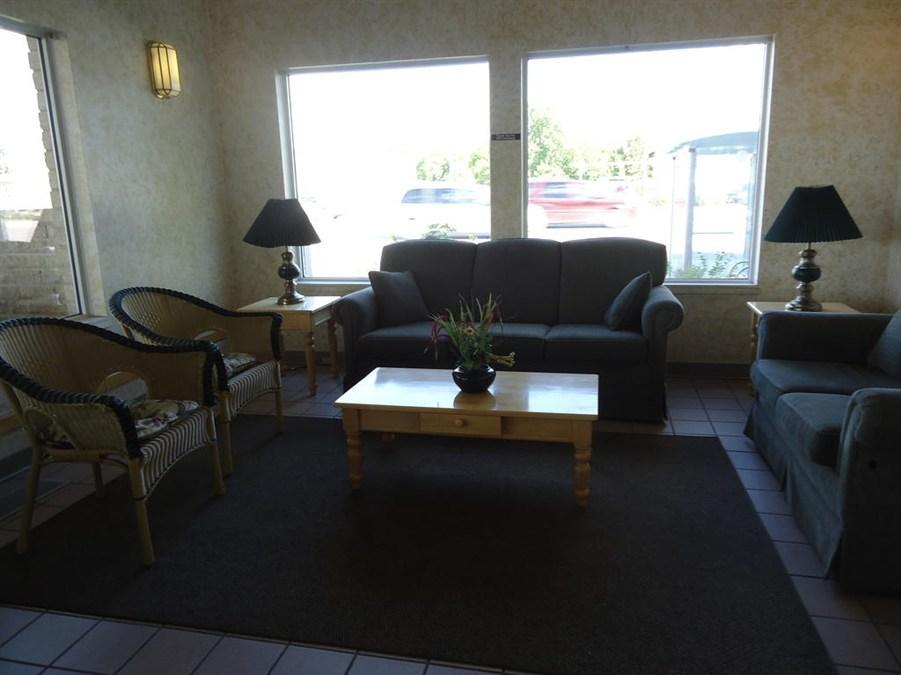 Super 8 by Wyndham Winnipeg West Exterior foto