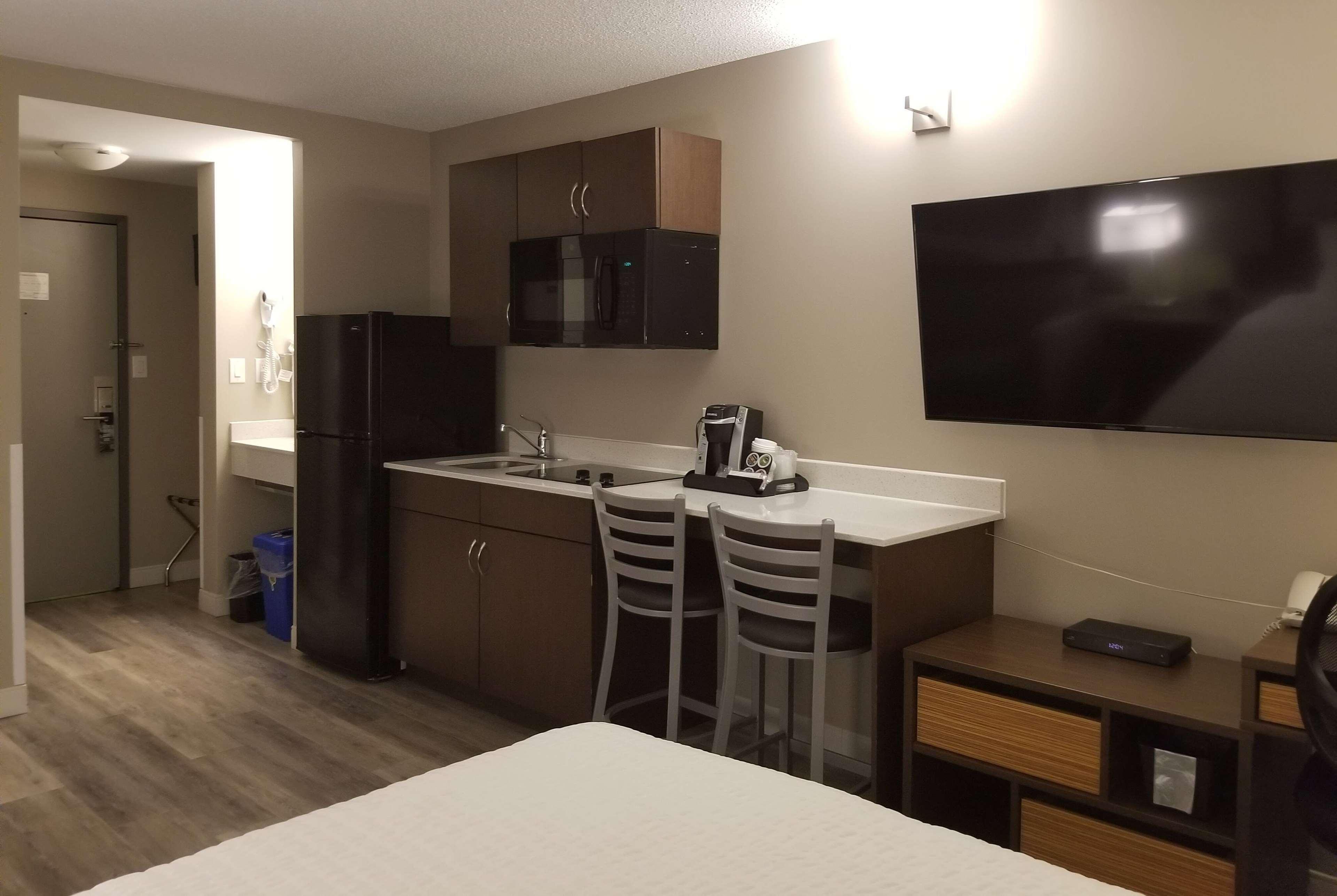 Super 8 by Wyndham Winnipeg West Exterior foto