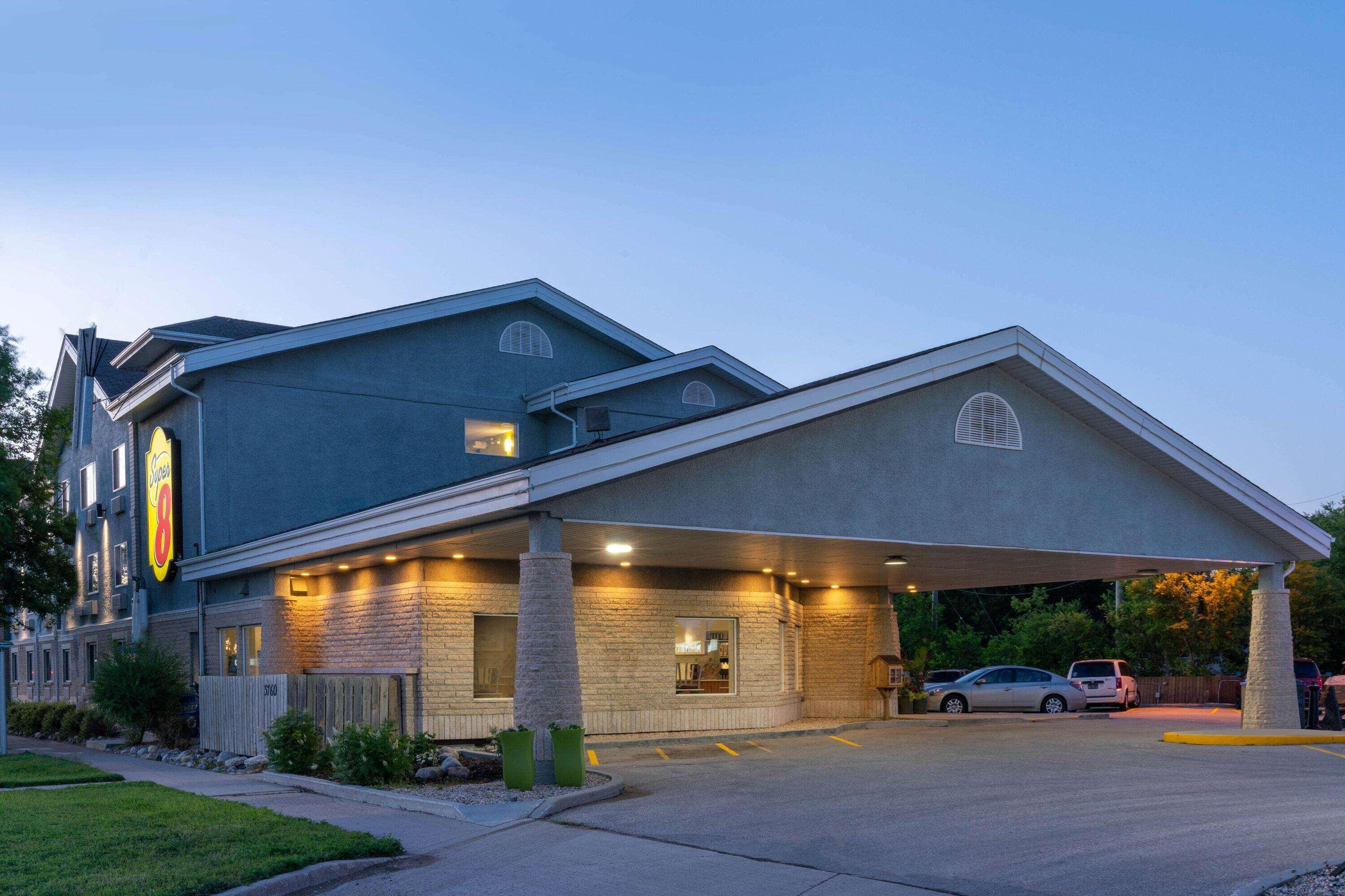 Super 8 by Wyndham Winnipeg West Exterior foto