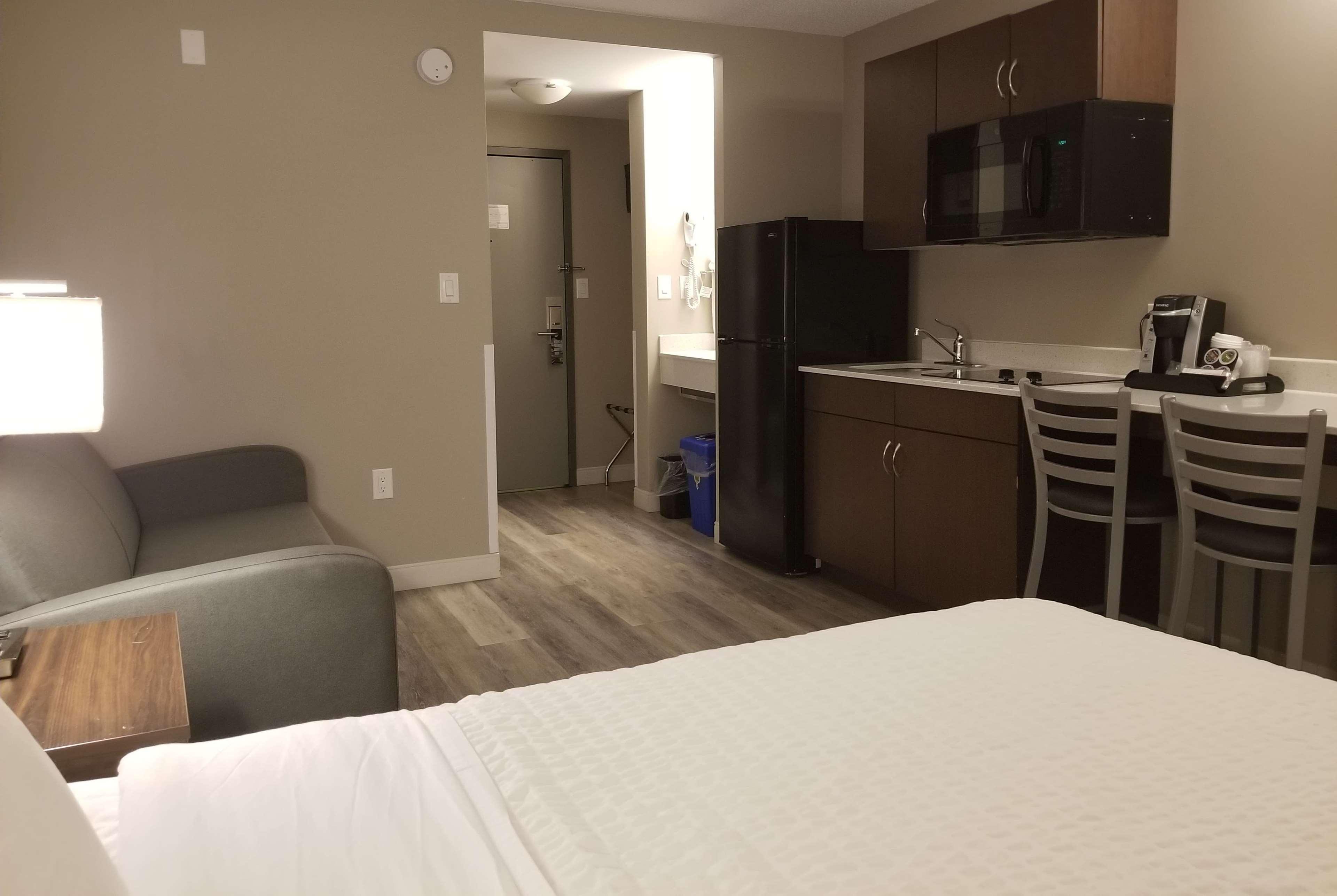 Super 8 by Wyndham Winnipeg West Exterior foto