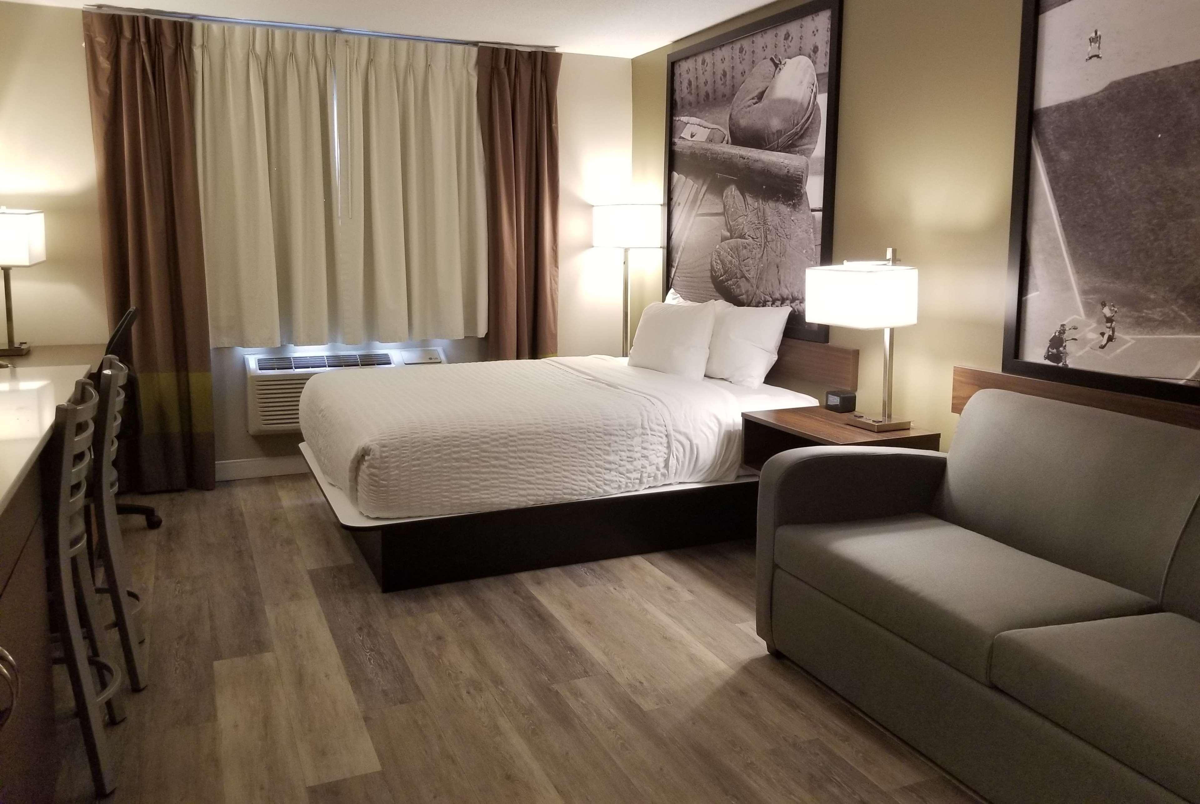 Super 8 by Wyndham Winnipeg West Exterior foto