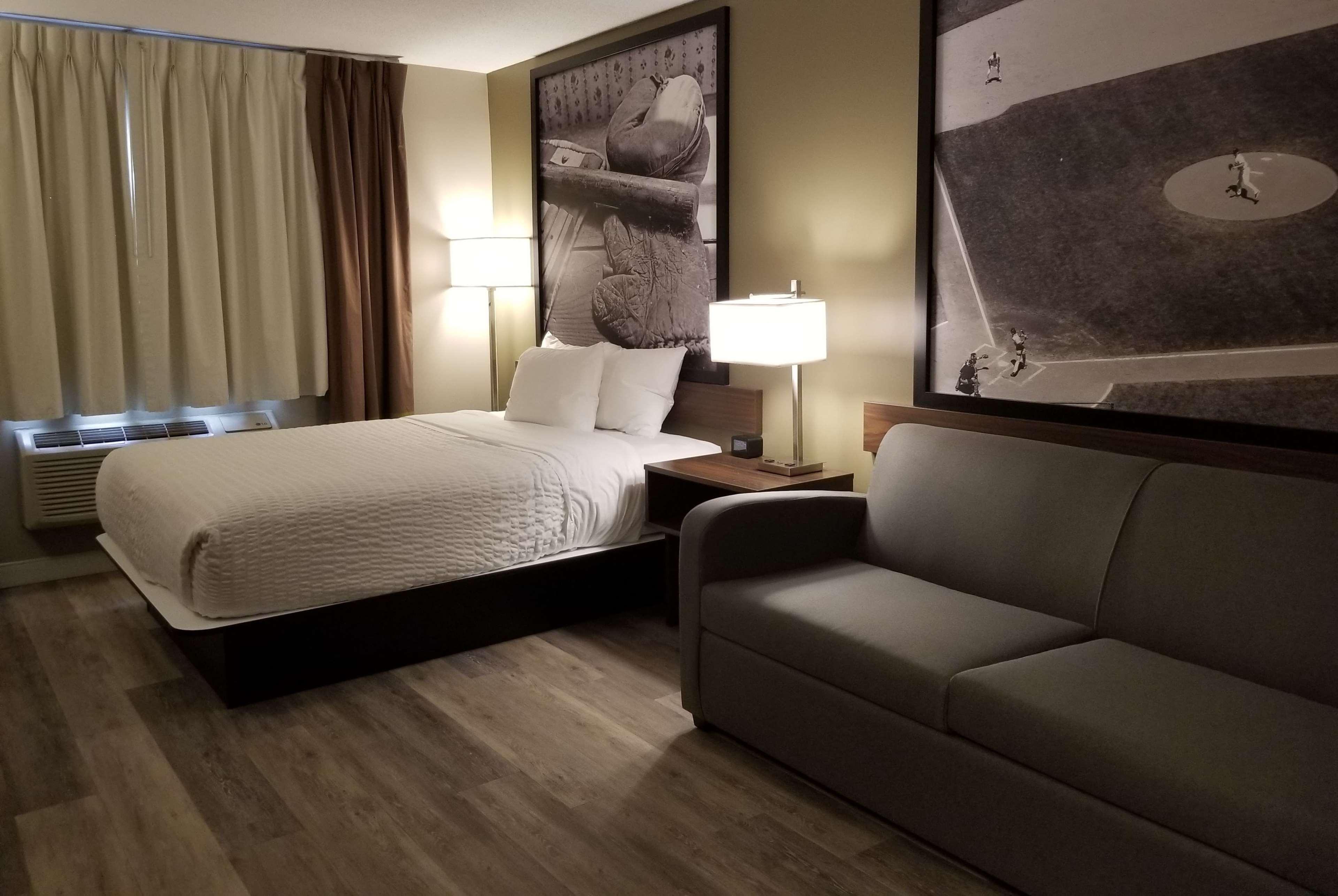 Super 8 by Wyndham Winnipeg West Exterior foto