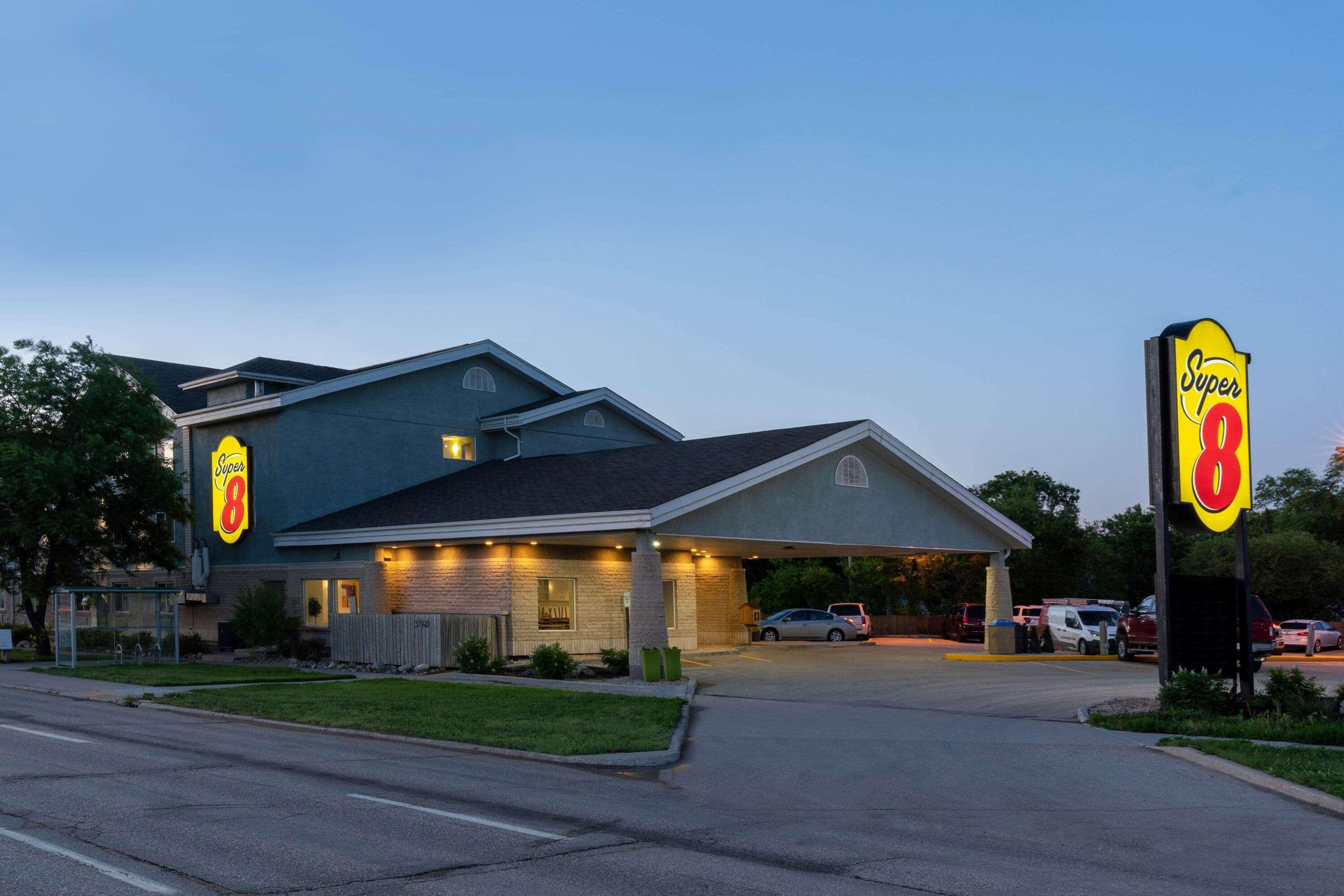 Super 8 by Wyndham Winnipeg West Exterior foto