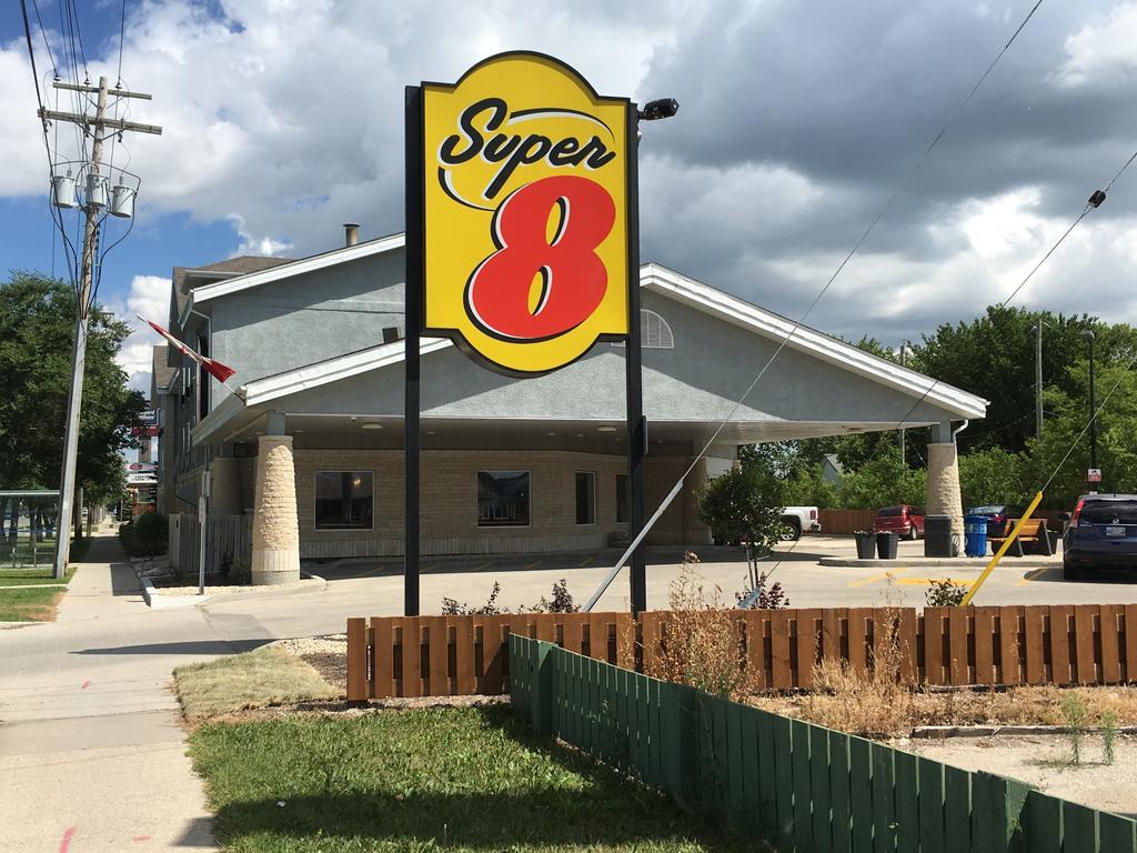Super 8 by Wyndham Winnipeg West Exterior foto