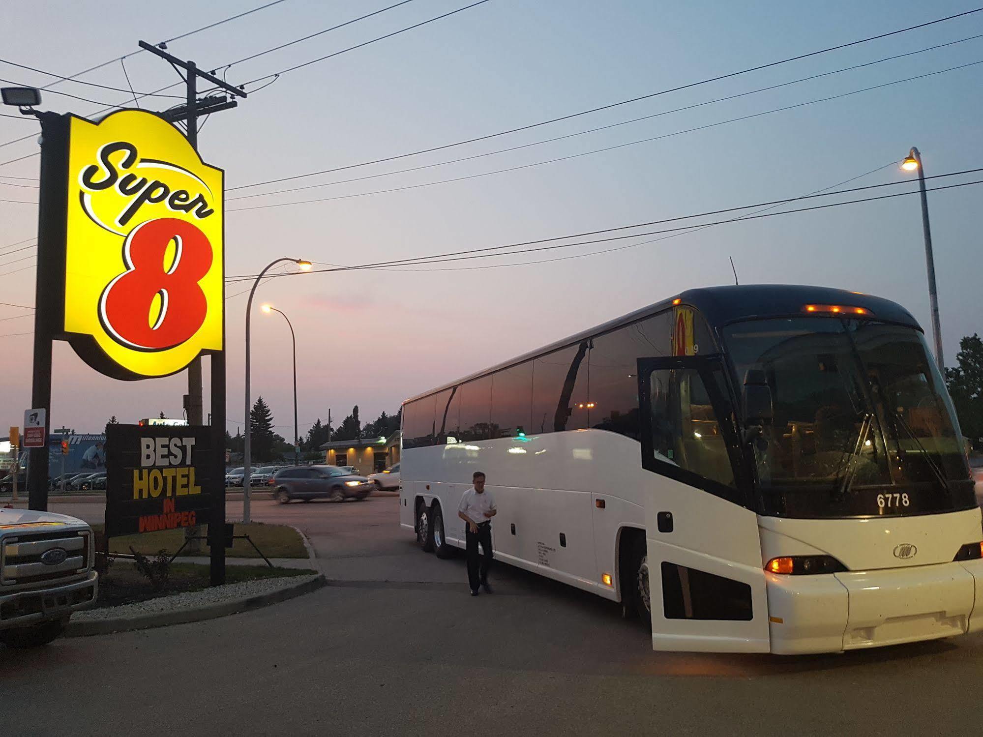 Super 8 by Wyndham Winnipeg West Exterior foto