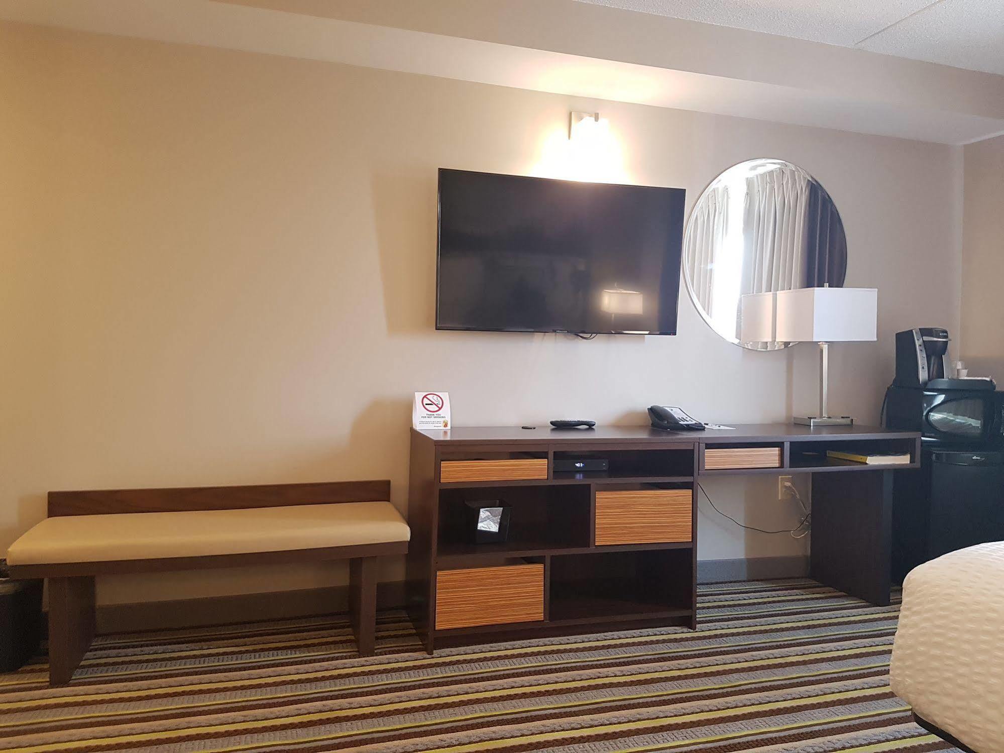 Super 8 by Wyndham Winnipeg West Exterior foto